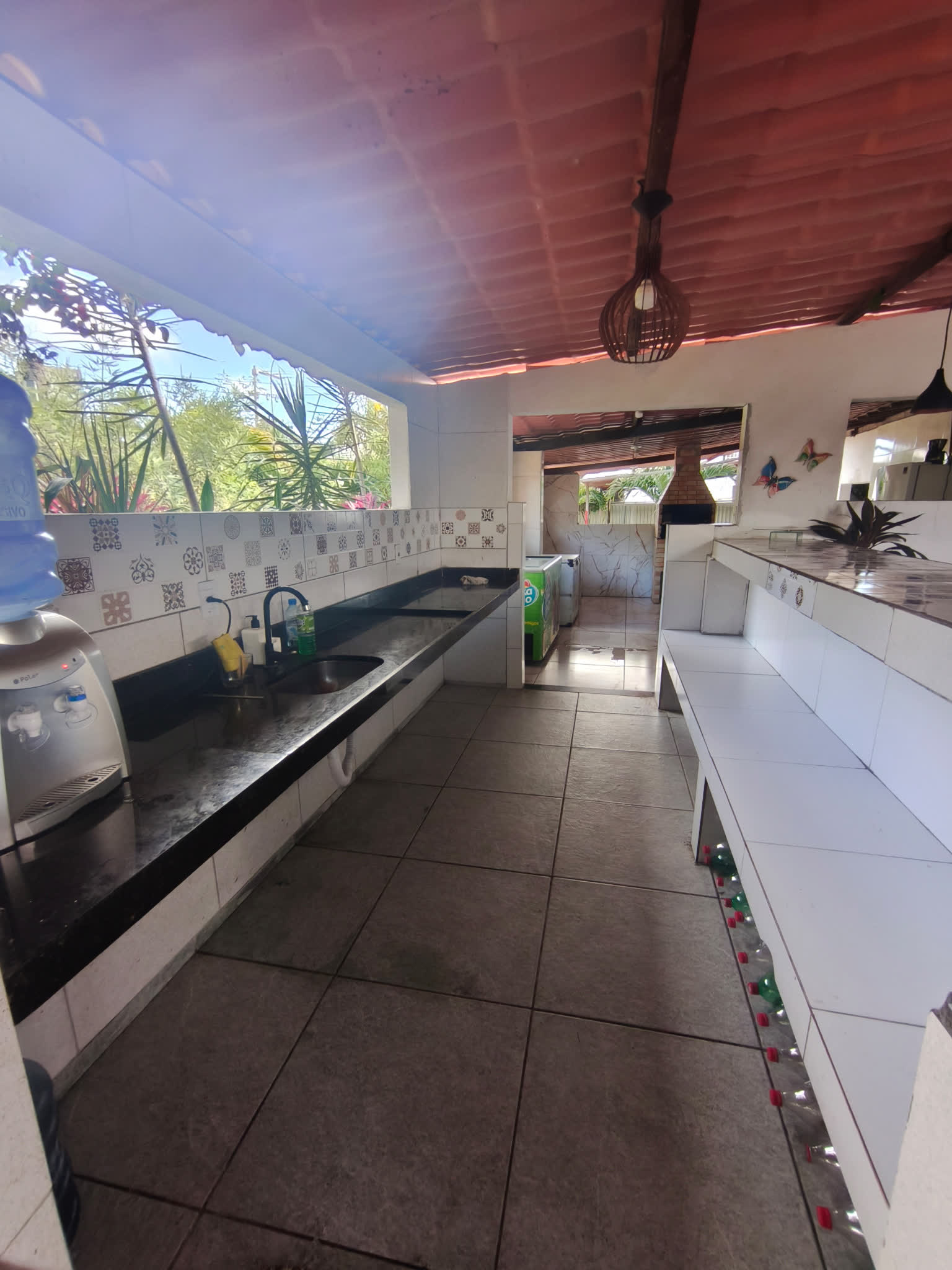 Cozinha de apoio do Studio29 com bancada longa, pia e balcões de serviço