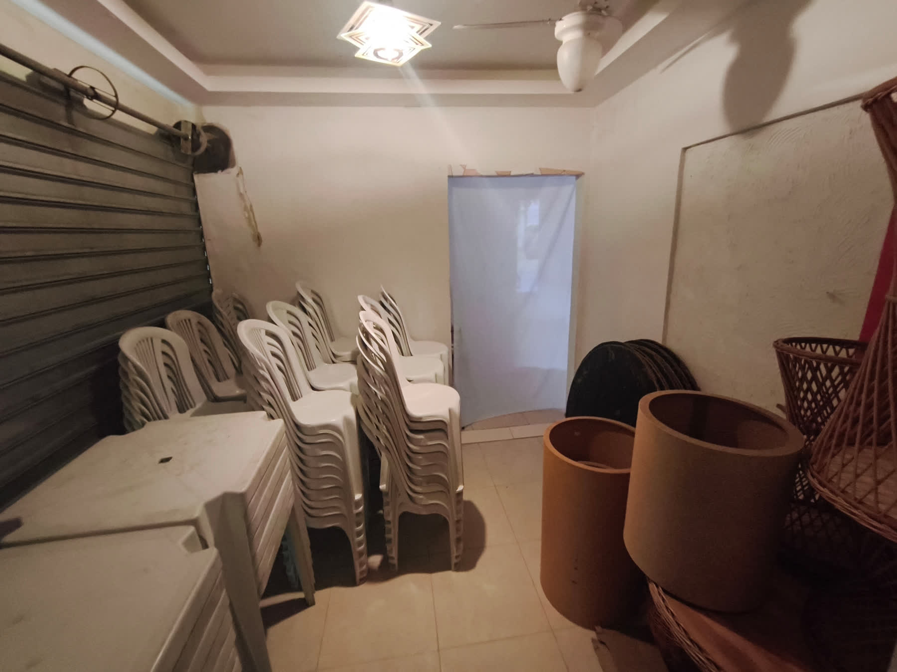 Depósito do Studio29 com cadeiras e mesas empilhadas prontas para os eventos