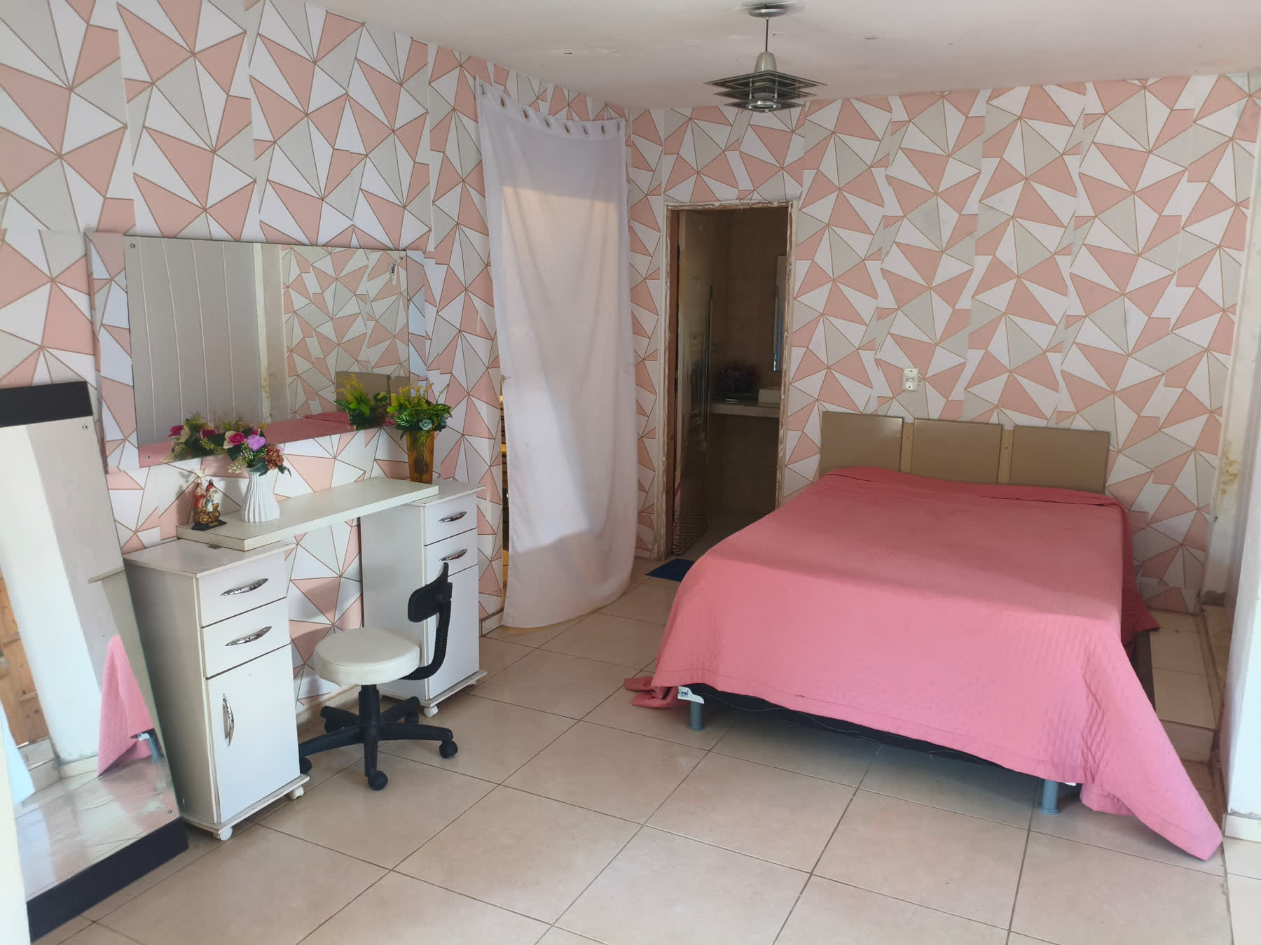 Quarto da noiva do Studio29 com penteadeira, espelho e cama de casal