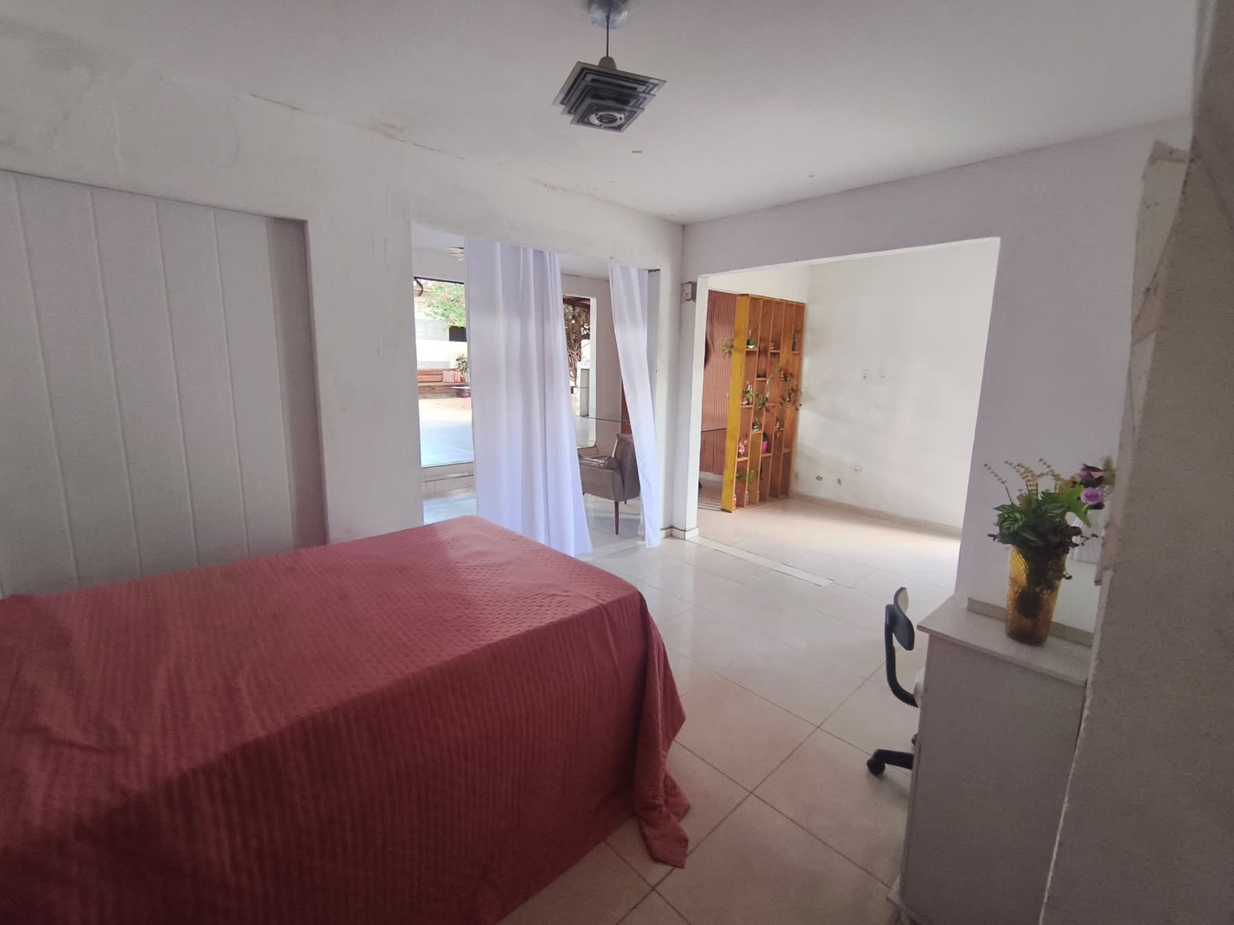 Segundo quarto de apoio do Studio29 com cama, espelho e acesso ao pátio